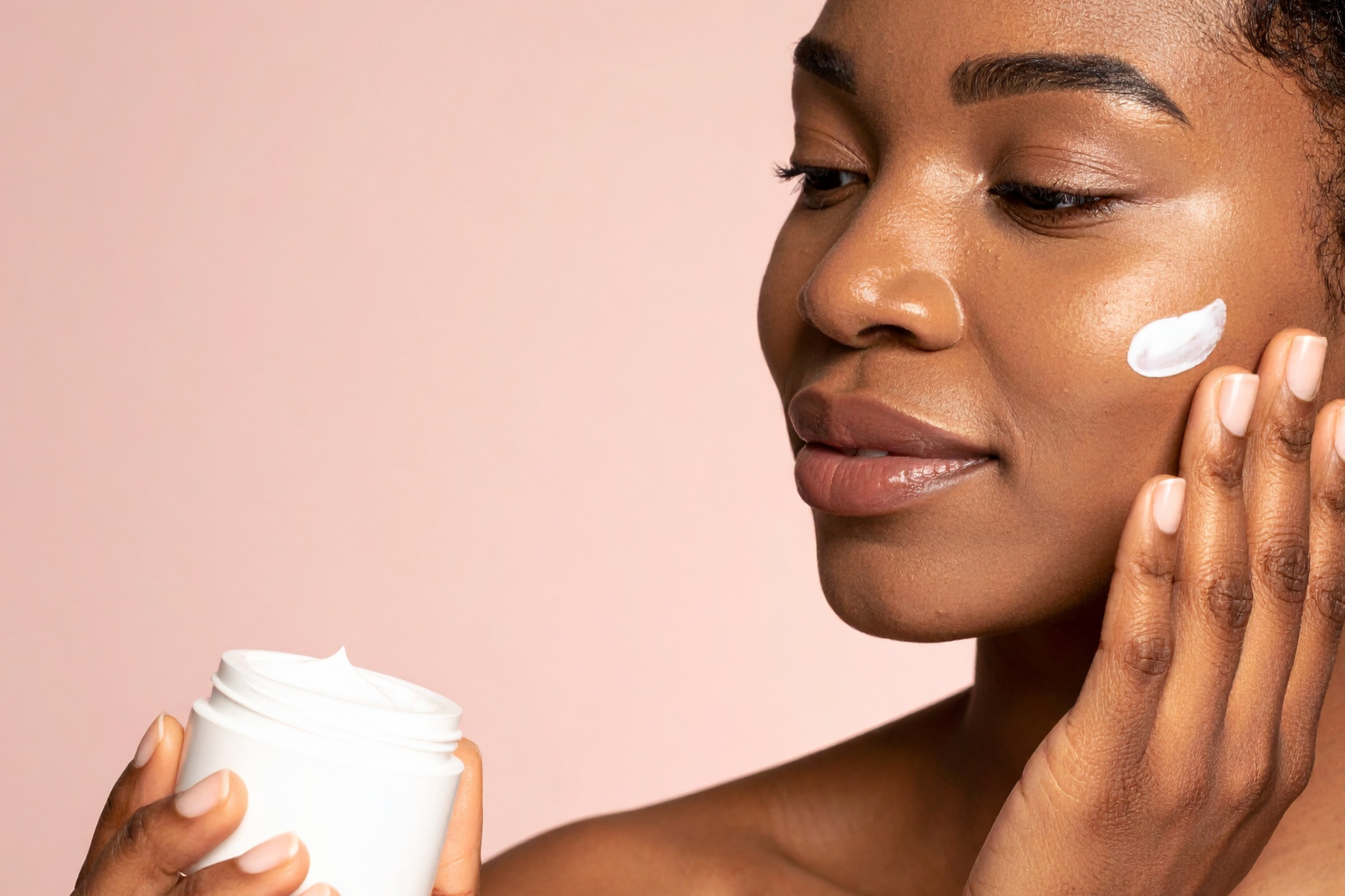 العناية بالبشرة بعد العلاجات التجميلية: دليل متكامل